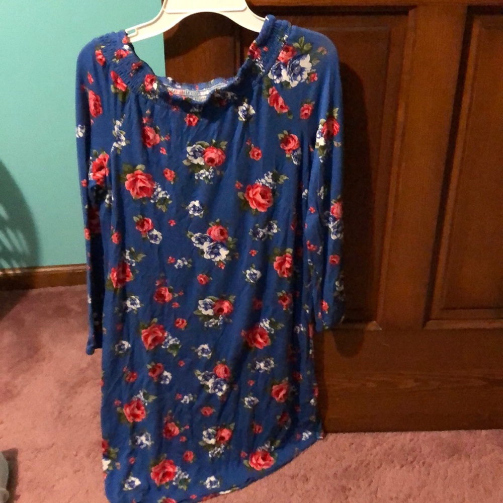 Very cute girls’ knit dress off/on shoulder.